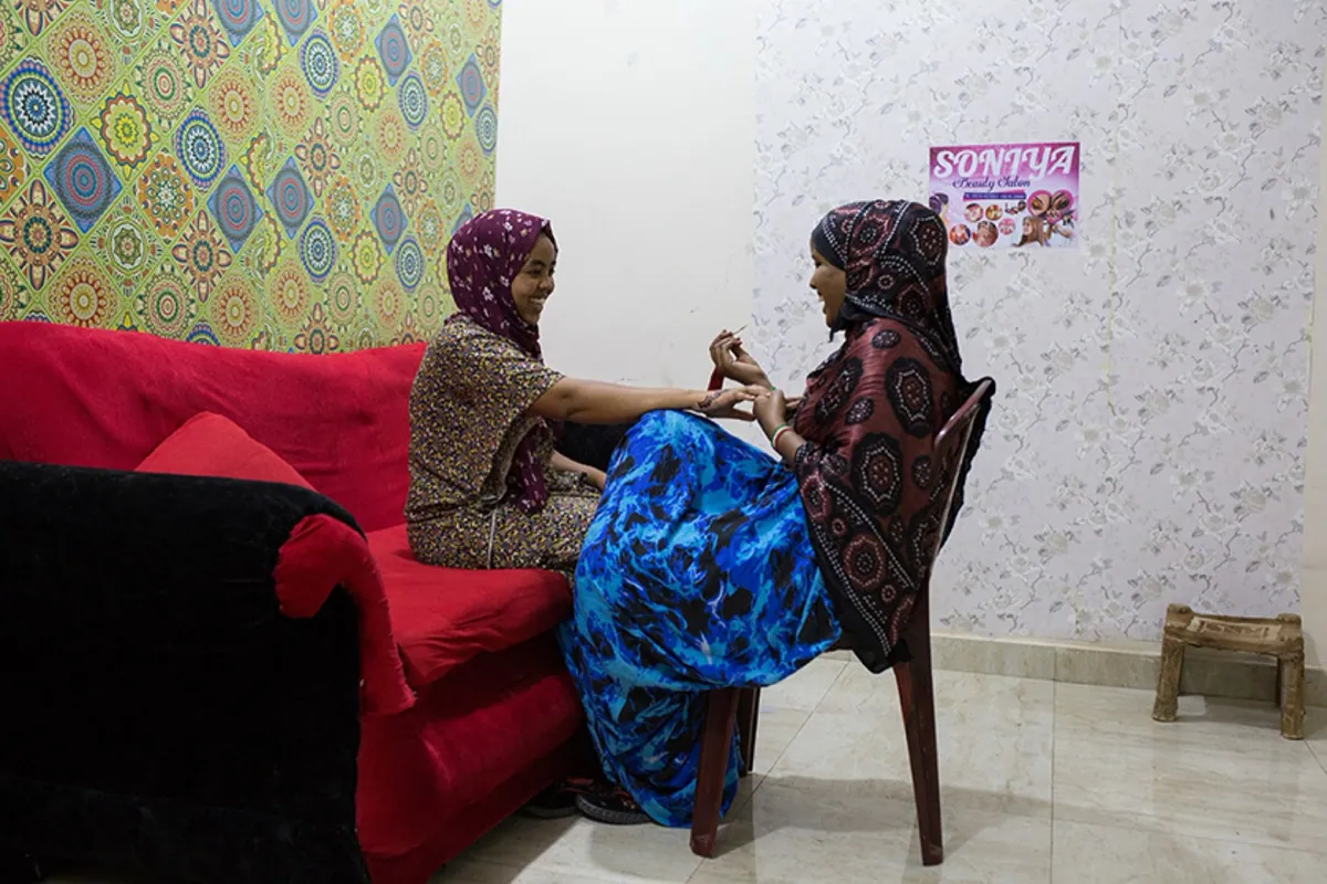 NYT, photo 04. Samiya applies henna for a friend who is going to a wedding in Hargeisa.