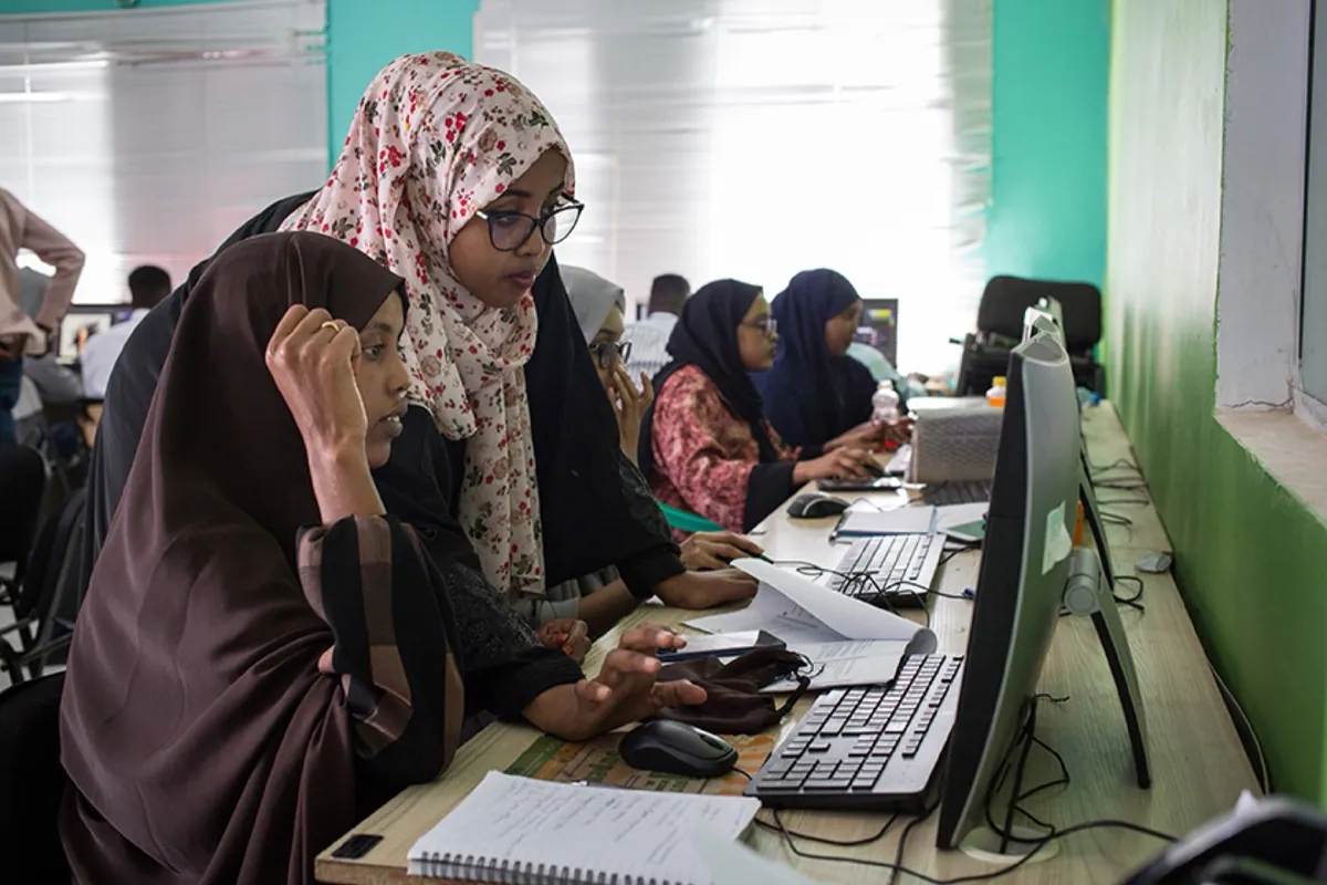 NYT, photo 06. Students learn photo and video editing software at Hargabits, at Harhub.
